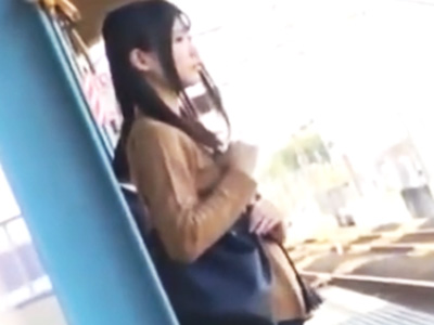 ロリータ美少女が痴漢された挙句、電車から引きずり降ろされ強姦されてヤリ捨てられるという悲劇