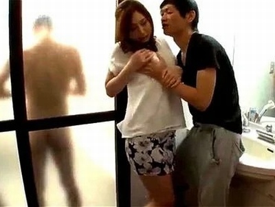 「だ、ダメ…お父さん出てきちゃう/////////」夫の入浴中に絶倫息子に寝取られて…