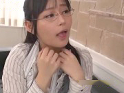 真面目そうに見えるメガネ教師がお気に入り生徒と淫乱セックス