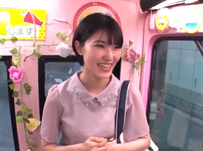 「出ちゃう…オシッコぉ！！！」耐えられなくなったアイドル顔JDが赤面→大量中出しに唖然ｗ
