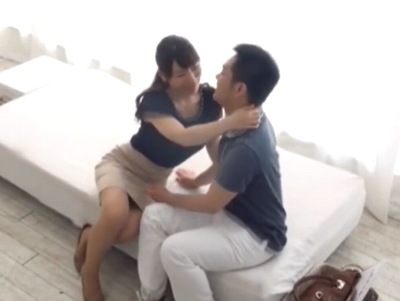 歳の差14歳差！！！震えるDTくんを優しく包みながら筆おろしするエロ人妻