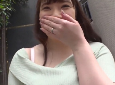 「か、カメラが…笑」肩幅からも乳のでかさが伺える不倫希望な人妻との個人撮影