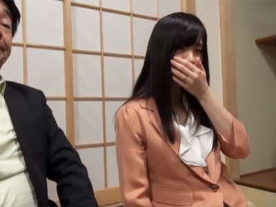 「え！！！？何されてるの‥！！！？」泥酔して意識朦朧の中輪姦されてしまった人妻さん