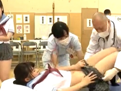 「えっ…いきなり…」健康診断でパンツまで脱がされて大量種付けされる爆乳JK