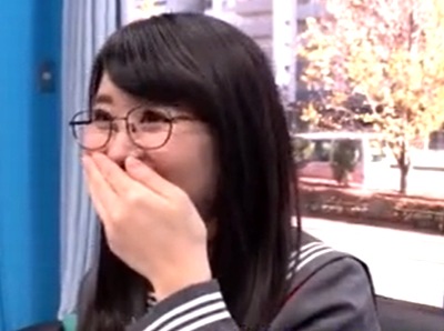 「本当に見えてないんですね…」地味系めがねの女子校生がMM号へ→初めて性の快楽に目覚めて大量顔射