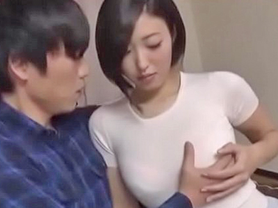 若いちんぽを巨乳で挑発→中出しに誘導するド不貞人妻