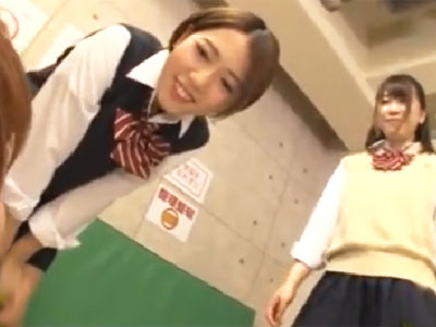 体育倉庫で男子を誘惑→3Pプレイでザーメンを搾り取る変態JKコンビ