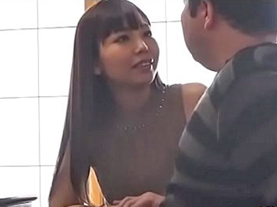 エロ尻を突き出しTバックで夫の部下を誘惑する美人奥様
