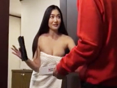 ピザ屋の配達員を確信犯的に誘惑してハメる欲求不満の痴女お姉さん